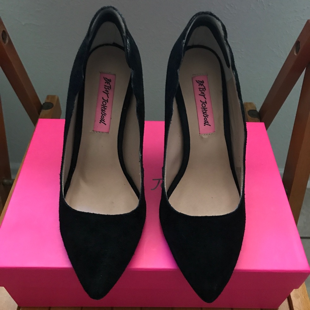 Scalloped Edge Suede Pointed Heels